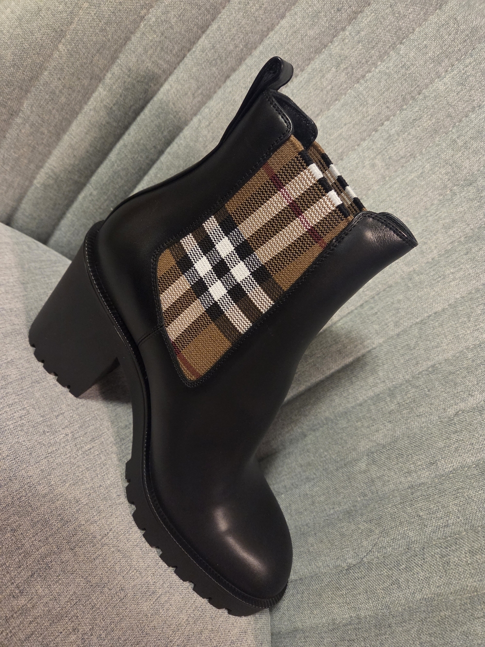 Burberry Allostock Plaid Chelsea Boots Lug Sole Leather Black EU 39